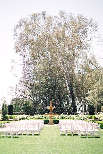 #TuesdayTip
White chairs never fail to stand out, especially when contrasting against the vivid nature of an outdoor ceremony.