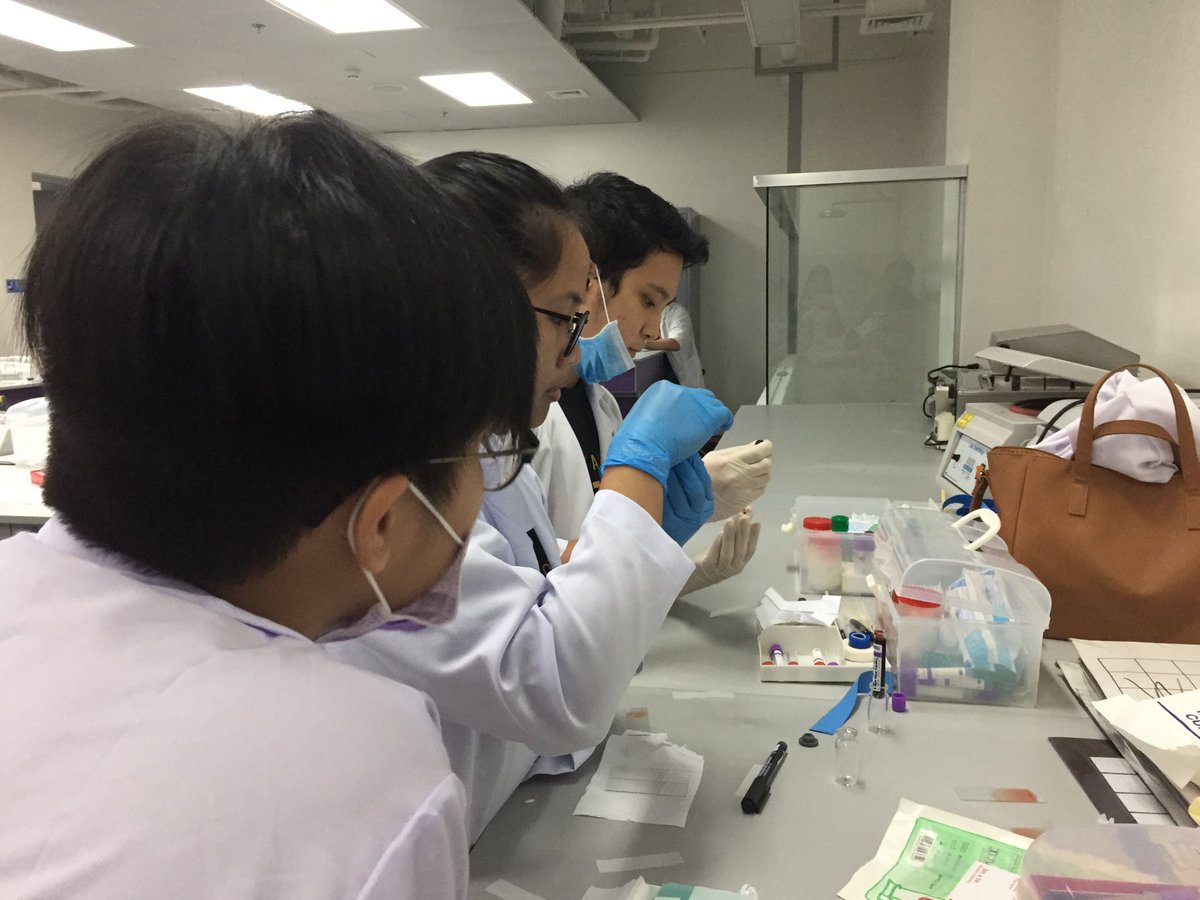 ustmts's tweet photo. Here are some 3rd year students from blocks F, I, J and D making blood smears! #CHROMA2017 #USTMedTechDay https://t.co/mzoTPNLoNM