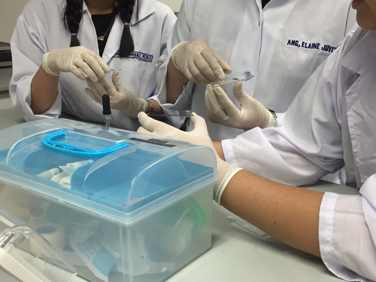ustmts's tweet photo. Here are some 3rd year students from blocks F, I, J and D making blood smears! #CHROMA2017 #USTMedTechDay https://t.co/mzoTPNLoNM