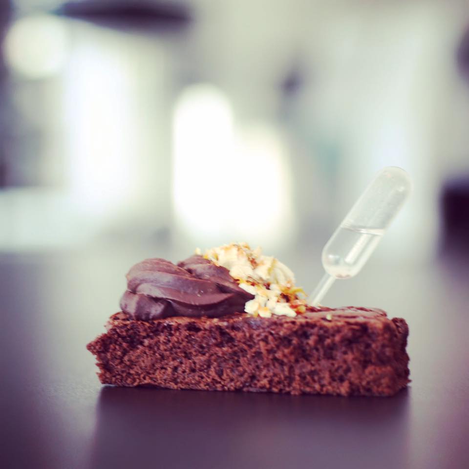 Dit keer geen gin tonic, maar een gin brownie, want je moet toch aan je vitamines komen. 😳 Nu te proeven in Capriole Café.