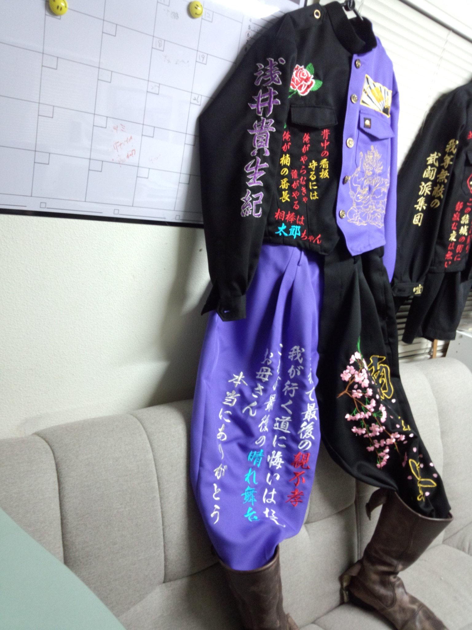 刺しゅう屋 在 Twitter 上 今日の１着 名古屋楠中の きせきクンの刺繍ラン 特攻服と学ランをmixさせた 特攻学ラン っていう商品 色も対色で 刺繍ランも進化しています 笑 旗を持ってる画像 お気に入りで よく使わせていただいています 映画のワン