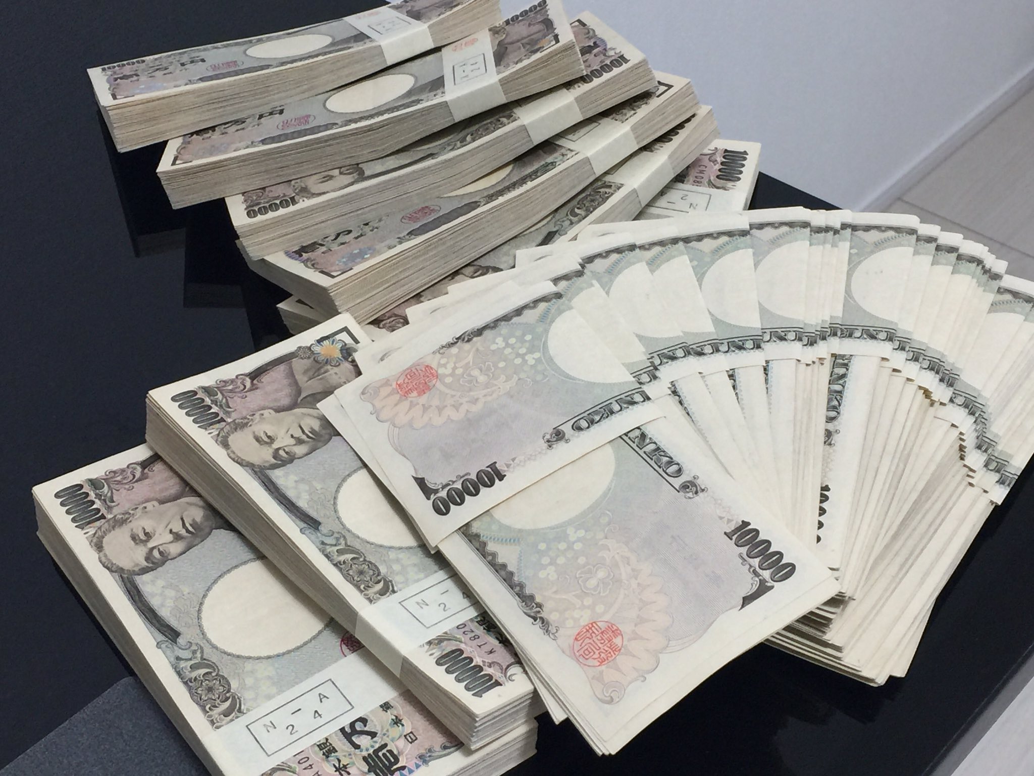 ケルベロス ボクが誰だか当ててみて お仕事終了っと ちょっとした投資で 30分でこんだけお金増えちゃったw 1000万円以上あるけど数えてないww 働く気なくすわ 労働ってなんでしょうww 投資 現ナマ 札束 万札 お金 お金稼ぎ T Co