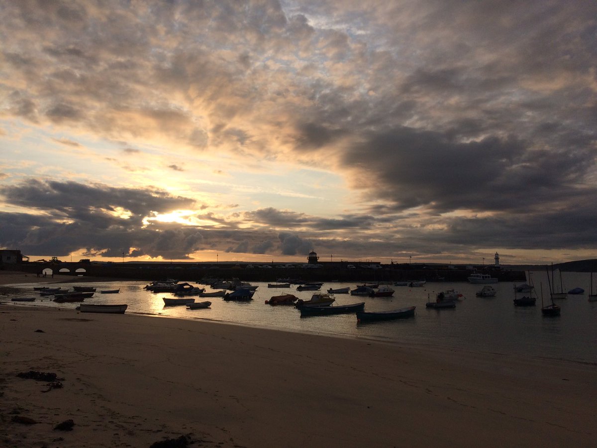 StIvesHarbour's tweet photo. Another glorious start. A glimpse through the top arch without the baulks. @beauty_cornwall @BBCWthrWatchers https://t.co/EwamOU6H1c