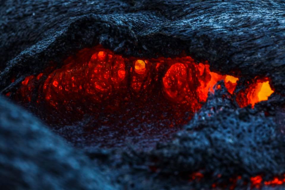 VolcanoJeannie's tweet photo. Hot off Pali, it's LAVA-ly!!!
Kilauean 61g lavaflow heads downhill over Pali (coastal hill) to the ocean
IMAGES: #JohnTarson @epiclavatours https://t.co/V87rhHWk7S
