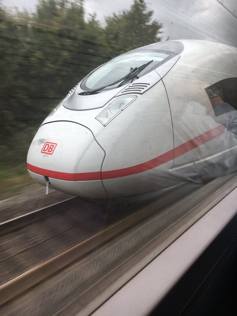 ICE beim überholen, fotografiert aus dem anderen ICE.