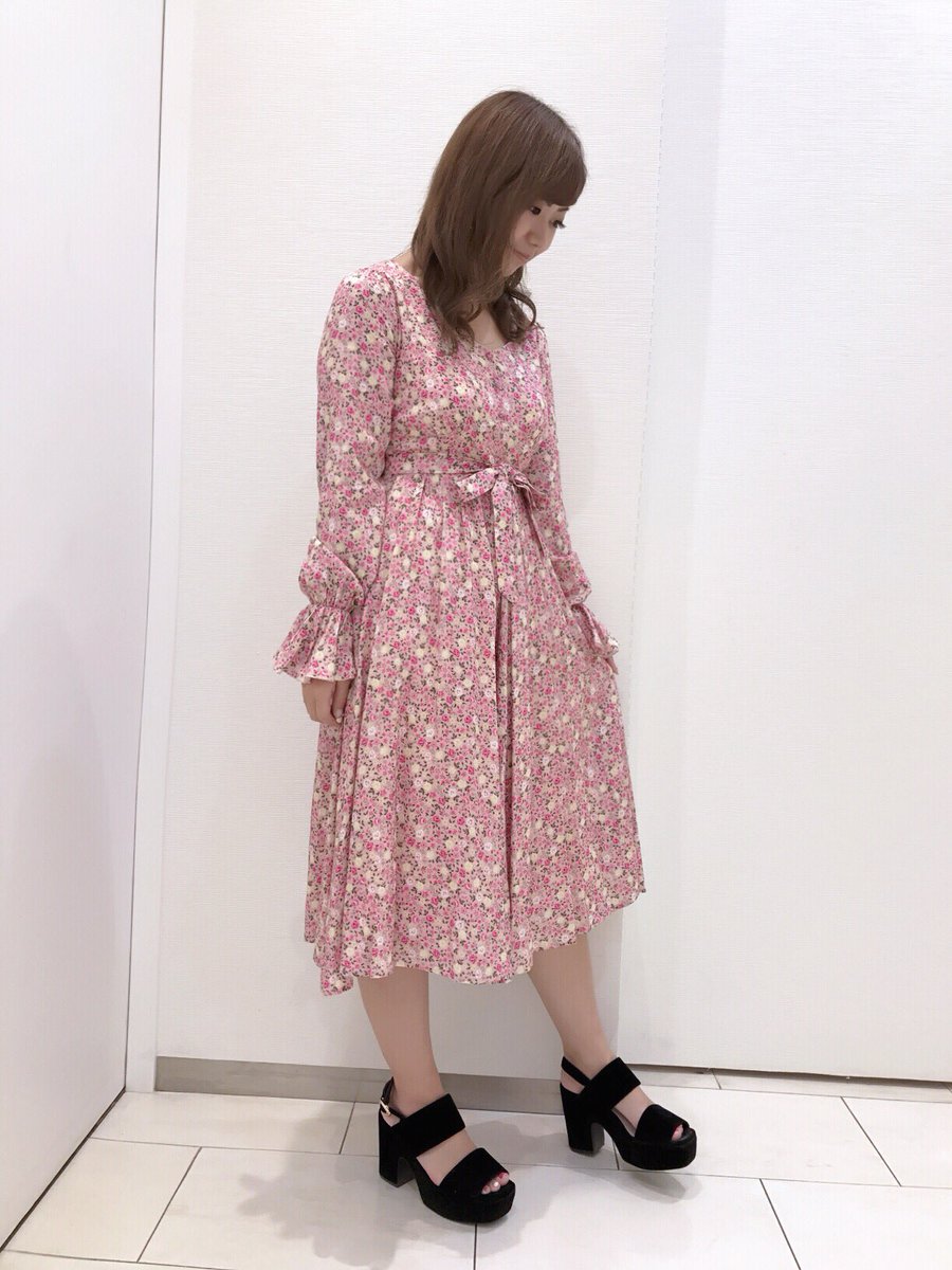 Dazzlin心斎橋opa店 この秋オススメ ワンピース クラシカルプリントロングワンピース Size S M Price 7 500 Tax 小柄なフラワープリントが 可愛いワンピース １枚で甘めに着るのも ライダース合わせで 大人ガーリーに着るのも この秋一