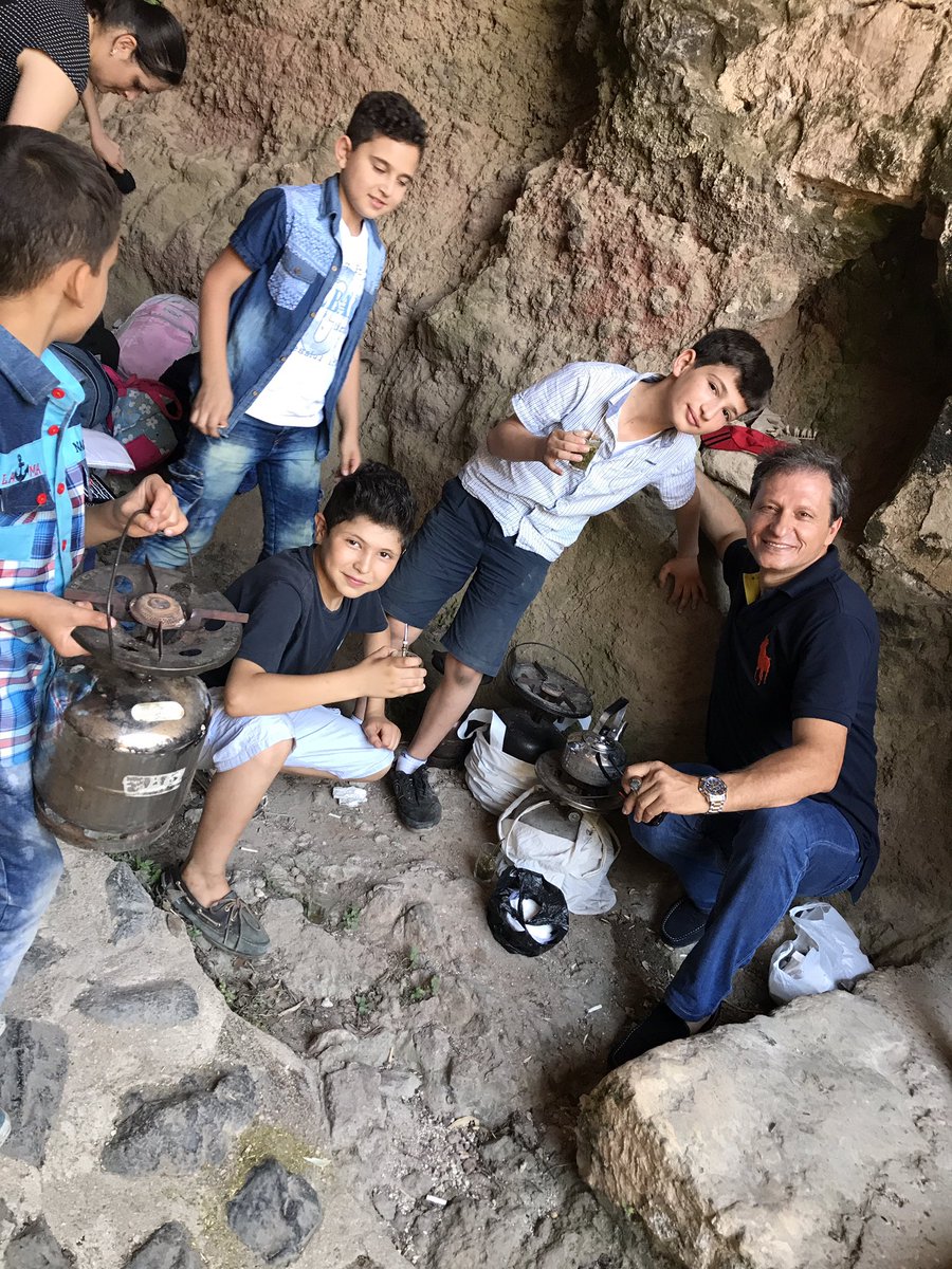 صباح الخير يوووووووووه.. 
انا وأحلا أصدقاء منصبّح عليكن.. 
ومنعزمكن ع كاسة متّة..