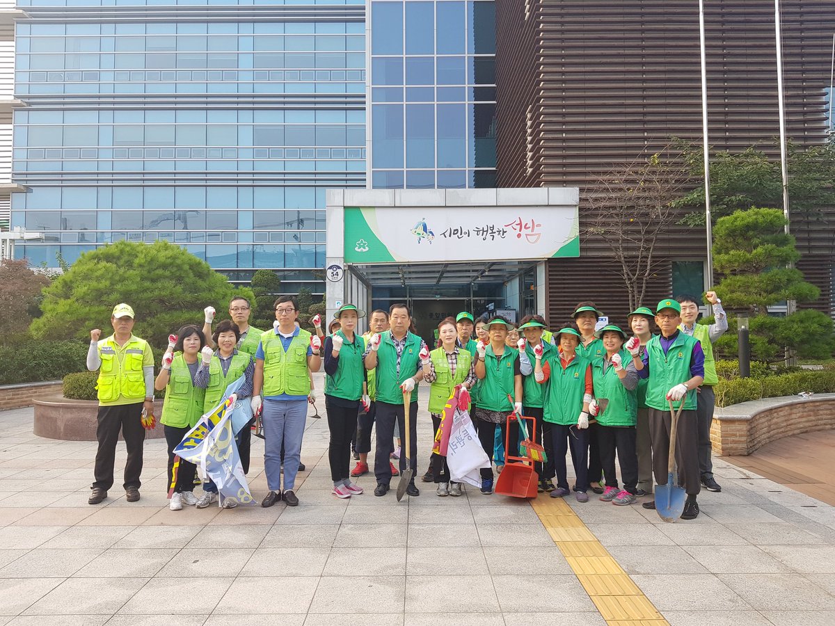 sykofsky's tweet image. 태평3동 추석맞이 시민대청소가
9.19.(화) 7시부터 유관단체원, 청소업체직원, 동직원이 참여한 가운데 실시되었습니다.

관내 쓰레기 취약지 관리 및 대로변 잡초 제거 완료!!

즐거운 추석 명절, 청결하고 깨끗한 태평3동으로 오세요^^

#성남시