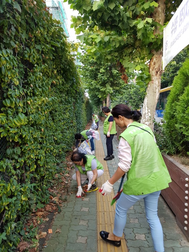 sykofsky's tweet image. 태평3동 추석맞이 시민대청소가
9.19.(화) 7시부터 유관단체원, 청소업체직원, 동직원이 참여한 가운데 실시되었습니다.

관내 쓰레기 취약지 관리 및 대로변 잡초 제거 완료!!

즐거운 추석 명절, 청결하고 깨끗한 태평3동으로 오세요^^

#성남시