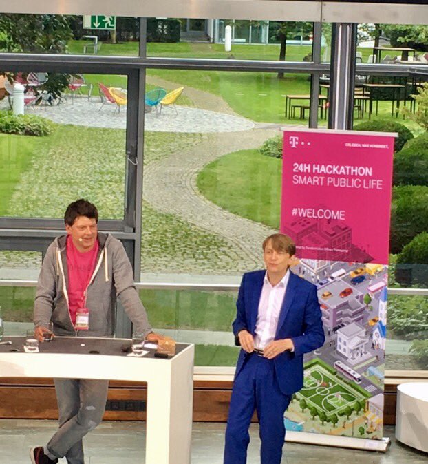 "Wir brauchen Euch um die Ideen der Stadt der Zukunft umzusetzen" <a href="/VonReventlow/">Christian Reventlow</a> und <a href="/mrknier/">M. Nierwetberg</a> beim #dthack17 #smartcity #Telekom
