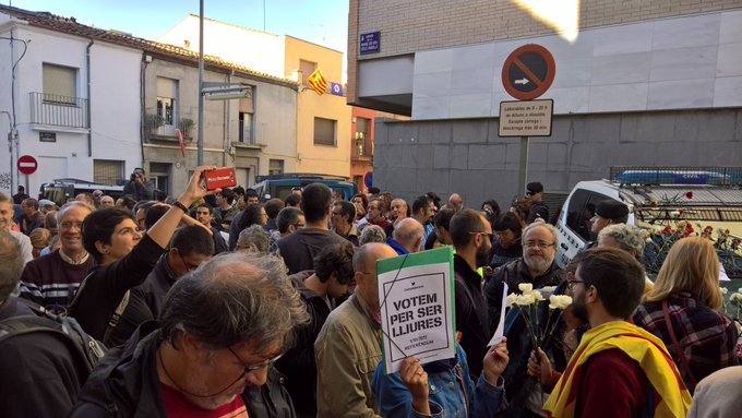 referendumcatsí - CRISIS EN CATALUÑA - Página 12 DKEsdlTXoAE7h-t