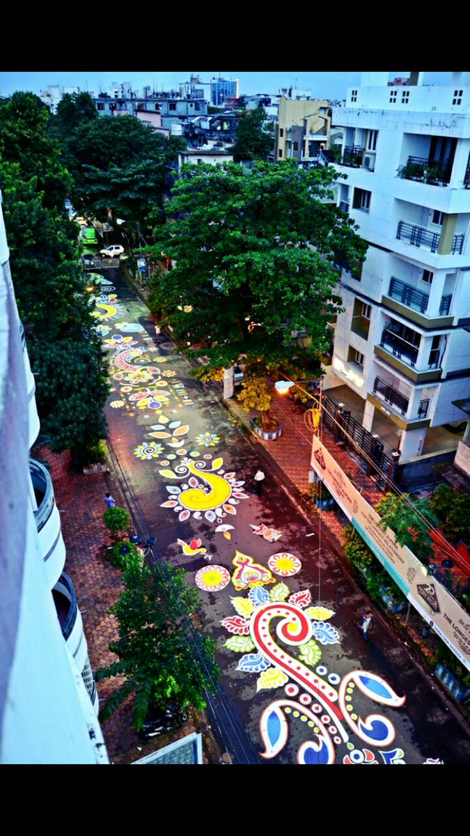 Shrabonti's tweet photo. 1 km long alpana by volunteers in Calcutta. This is what Pujo means to us: beauty, art, community. Not empty piety, exclusion &amp; superiority https://t.co/LG7xQBS2z5