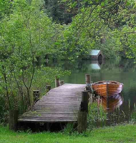 Eski, yıpranmış
Bir tekne gibiyim.
Bir limanda
Bağlanmış
çürümekteyim.
Oysa ben
Fırtınalara
Yağmurlara
Yeni bir Aşk'a
Yelken açmak
isterdim.