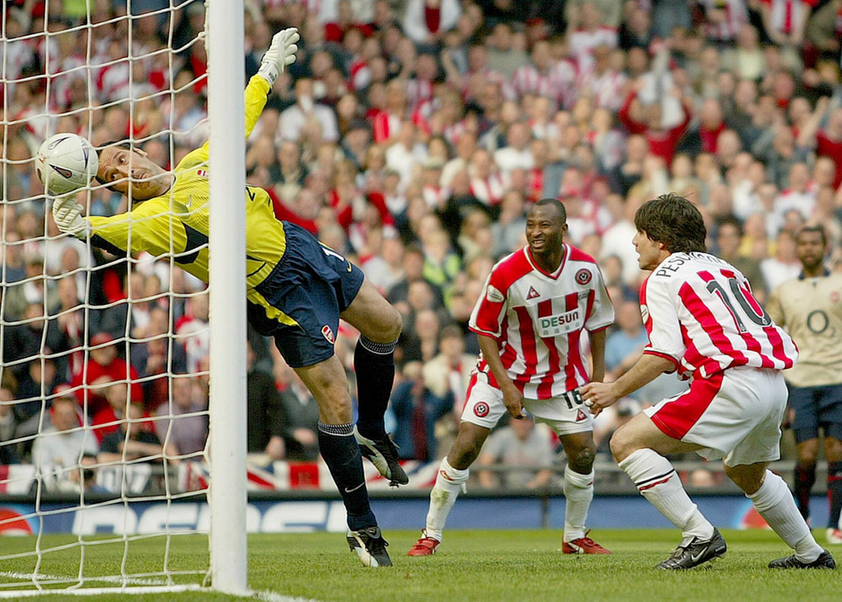 Happy Birthday David Seaman.

Will never forget his claw save to deny Peschisolido in the FA Cup. 