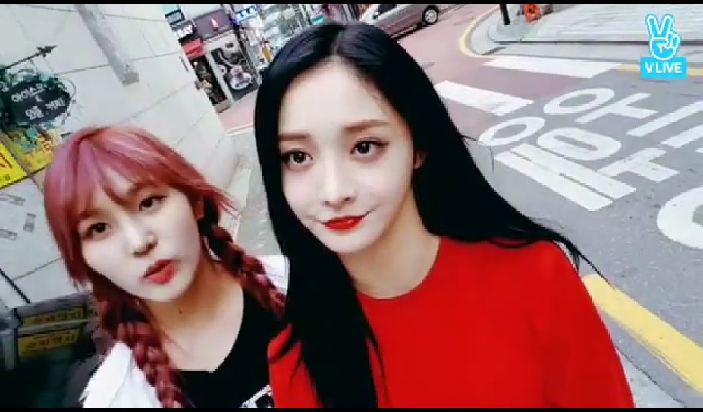 jieqiongallery's tweet photo. [CAP] 170919 - #Kyulkyung  &amp; Yehana VLIVE

#주결경 #결경 #PRISTIN #프리스틴 https://t.co/E0JlqWLuRO