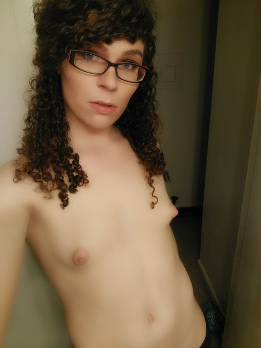 Retweet challenge: how many came we get? I don't think I've ever broken 30 RTs. #tgirl #natural #curlyhair