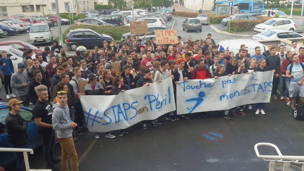 StapsAres's tweet photo. Arrivés devant le rectorat !
#STAPSenPéril #STAPSenColère #MANIFESTAPSION #STAPS https://t.co/ViXtydpNUz