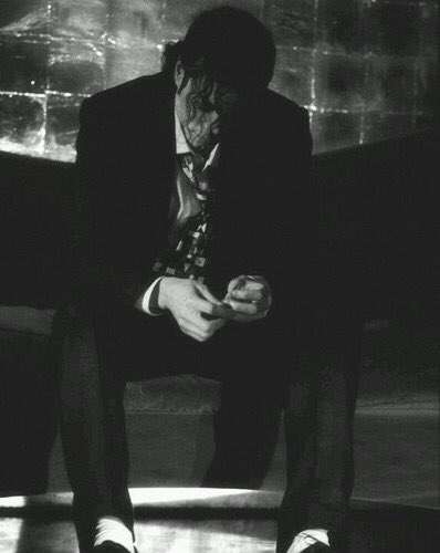 ✖️ᴅᴀʀʏʟ ʜᴀʟʟɪᴡᴇʟʟ (@whosbadwitch) on Twitter photo 