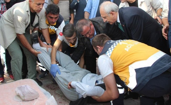 FirsatDedektif's tweet photo. Kılıçdaroğlu’nun yanına yaklaşan bir vatandaş,“Biz emekliyiz Emekli bitti. Rençper bitti”dedikten sonra bayıldı. Millet kan ağlıyor. https://t.co/9FmZ3FshFk