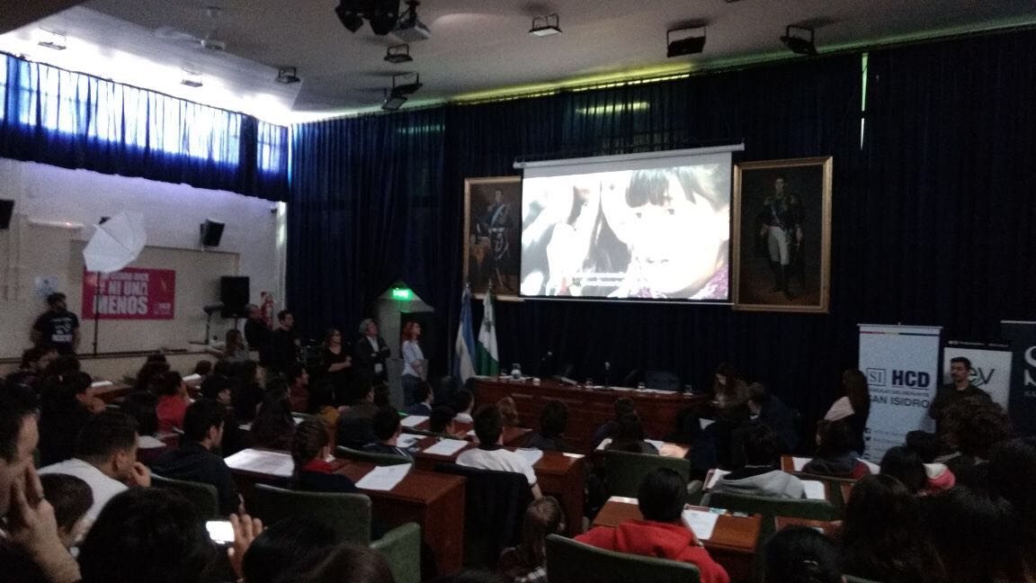 HCDSanIsidro's tweet photo. En @EscuelaVecinos los alumnos tratan temas de su interés. La #Generacion2017 abordó el tema adicciones, sus consecuencias y soluciones https://t.co/4fzsJozuUK