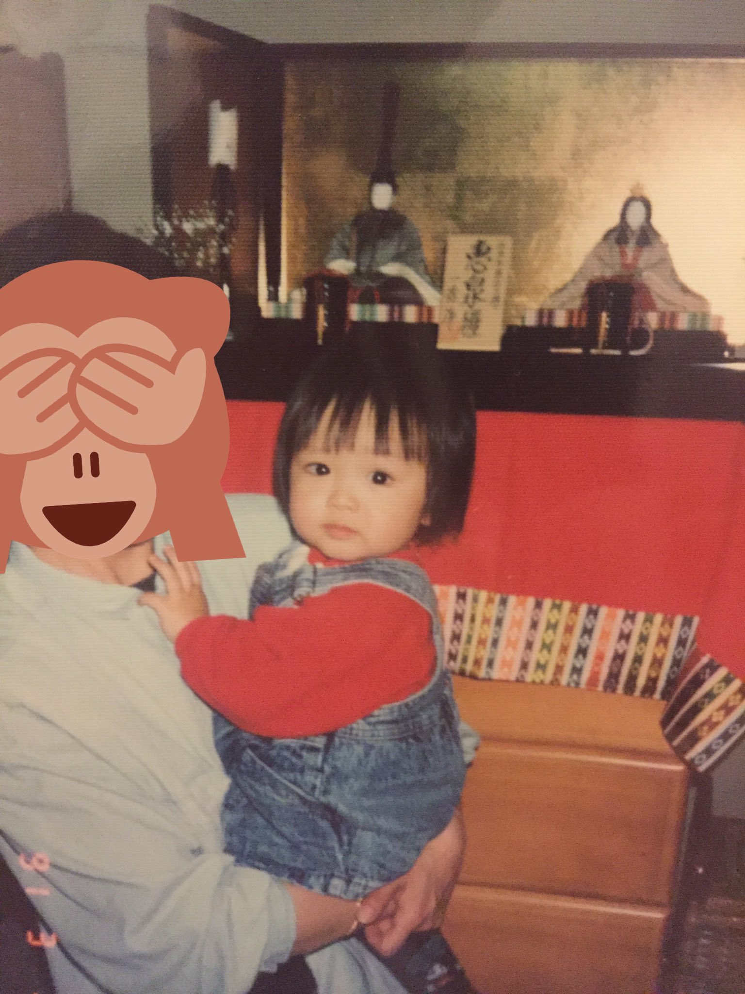 松村香織 Auf Twitter 私のファーストキスは2歳だったみたい 小さい頃の写真が必要で探していたら見つけた 3歳ぐらいまでは本当に顔面レベル高かったんだけどな そして流失したらアイドル生命に関わる中高時代の黒歴史たっぷりのプリクラ帳も見つけ