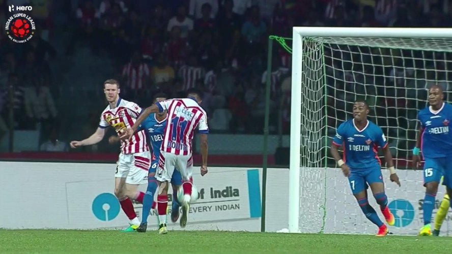 BAM 💥  Few things better than a perfectly executed volley!  @SDoutie 👏  #LetsFootball #GoalOfTheDay https://t.co/4thv4d7MYt