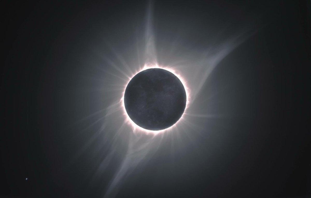 SpacePicture's tweet image. 北米皆既日食2017
コロナwith地球照