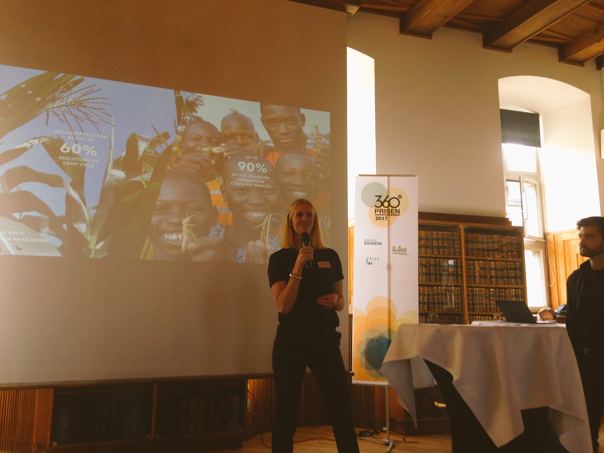 BoyeMette's tweet photo. @hop pitcher græshopper fanges og spises. Til gavn for bonden og maven. #360grader https://t.co/DLnGrQgYUd