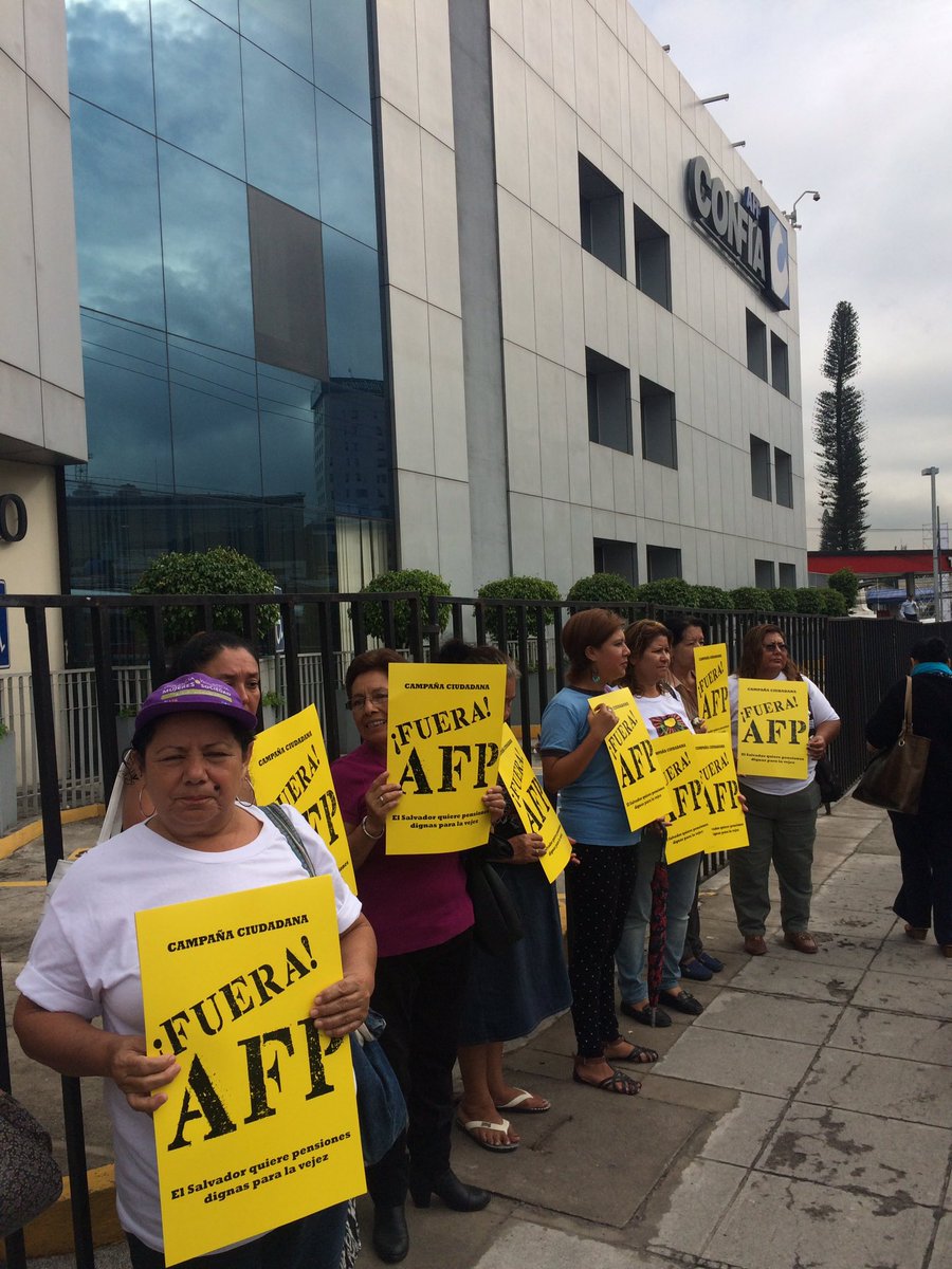 FNS_OficialSV's tweet photo. #NoMásAFPs #AFPFuera En AFP CONFÍA Haciendo valer nuestro derecho a una vejez digna @MargaritaPosad4 @morena_murillo @Wendytat7 https://t.co/fG2HLysFfY