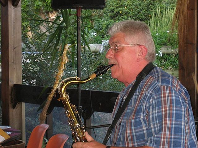 AVicari_Jazz's tweet photo. #OnAir @AVicari_Jazz Doodles w #DaveGelly & #AnnieBright Interview @officialjazzlon https://t.co/GYF2WpZZsO https://t.co/0V5MN3HK6m