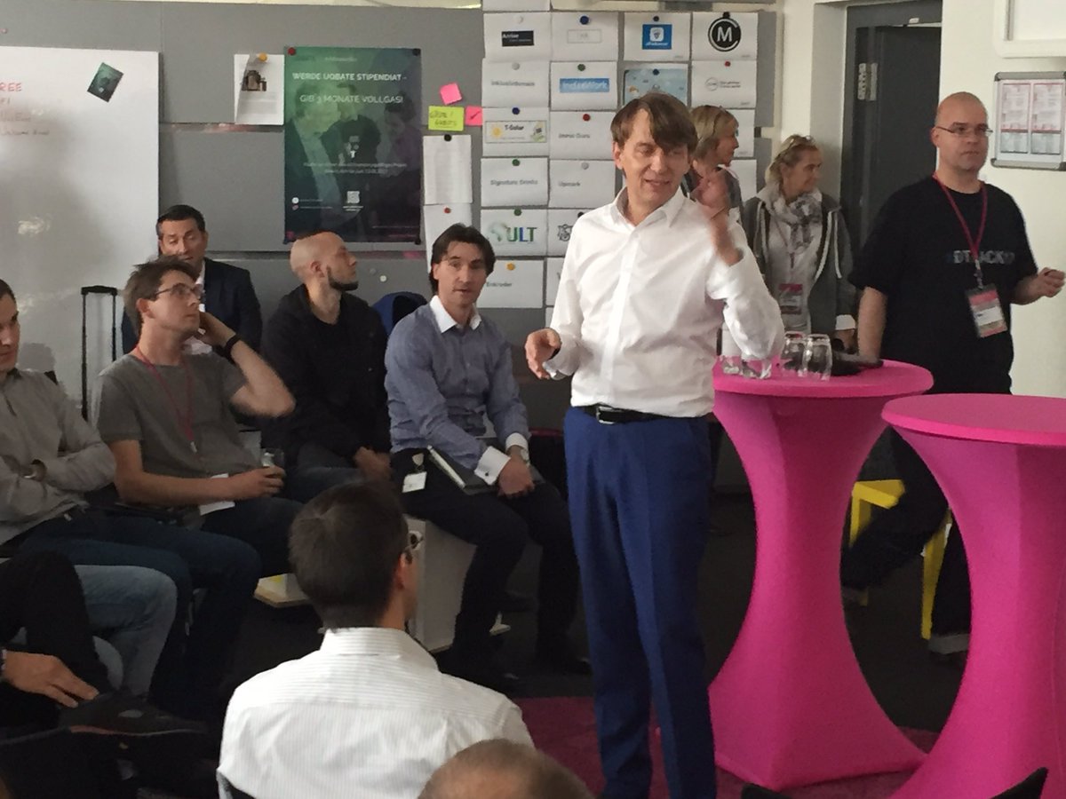 In üblicher dynamischer Art &amp; Weise: <a href="/VonReventlow/">Christian Reventlow</a> bei der Fuck-up Night über Fehlschläge &amp; was man davon lernen kann #dthack17 #telekomwall