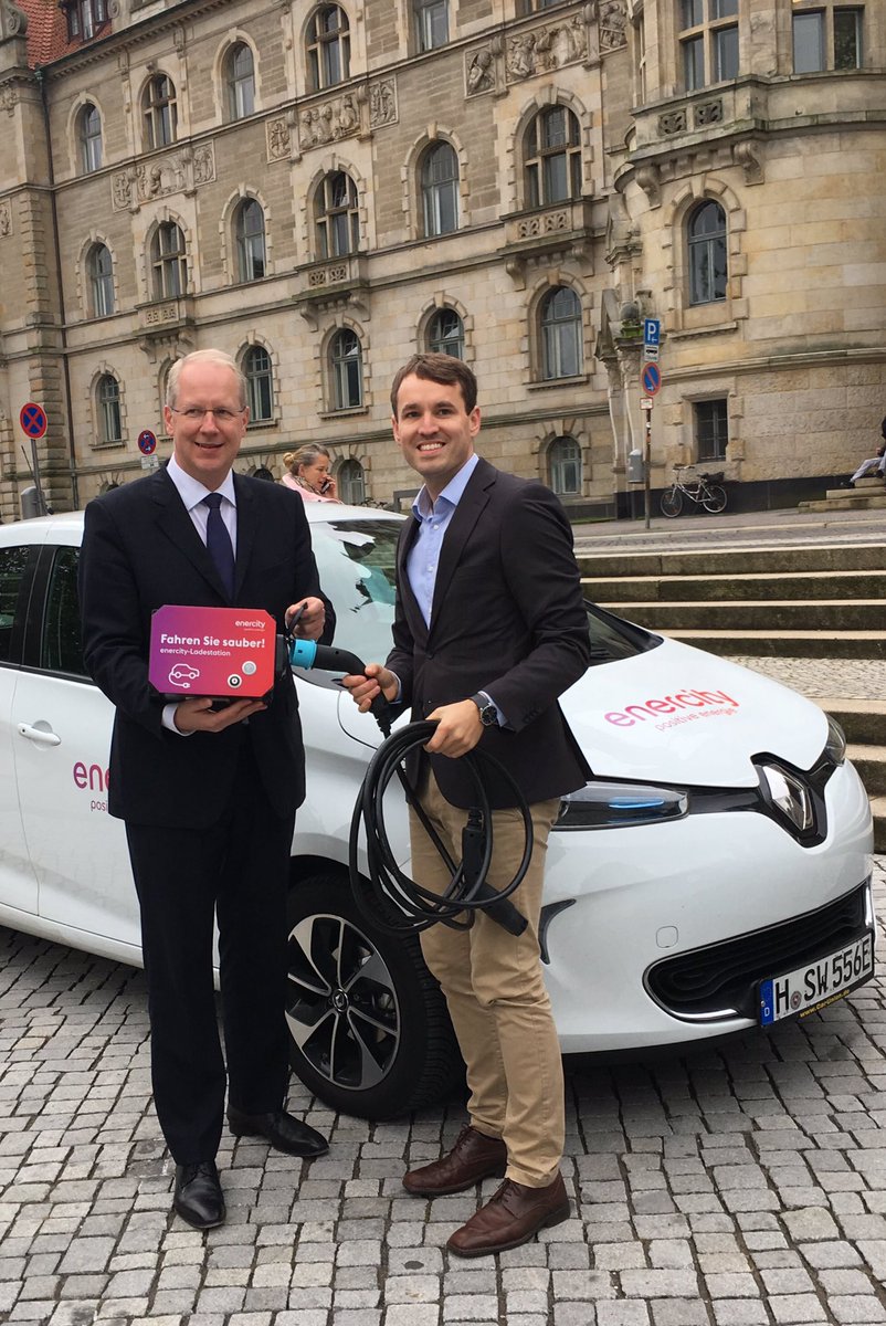 enercity_Fonds's tweet photo. Aktion #multimobil und #Emobilität heute in @hannover mit OB @StefanSchostok. #proKlima unterstützt mit 500 EUR die neue #Ladebox zu Hause. https://t.co/0KsPpACDh5
