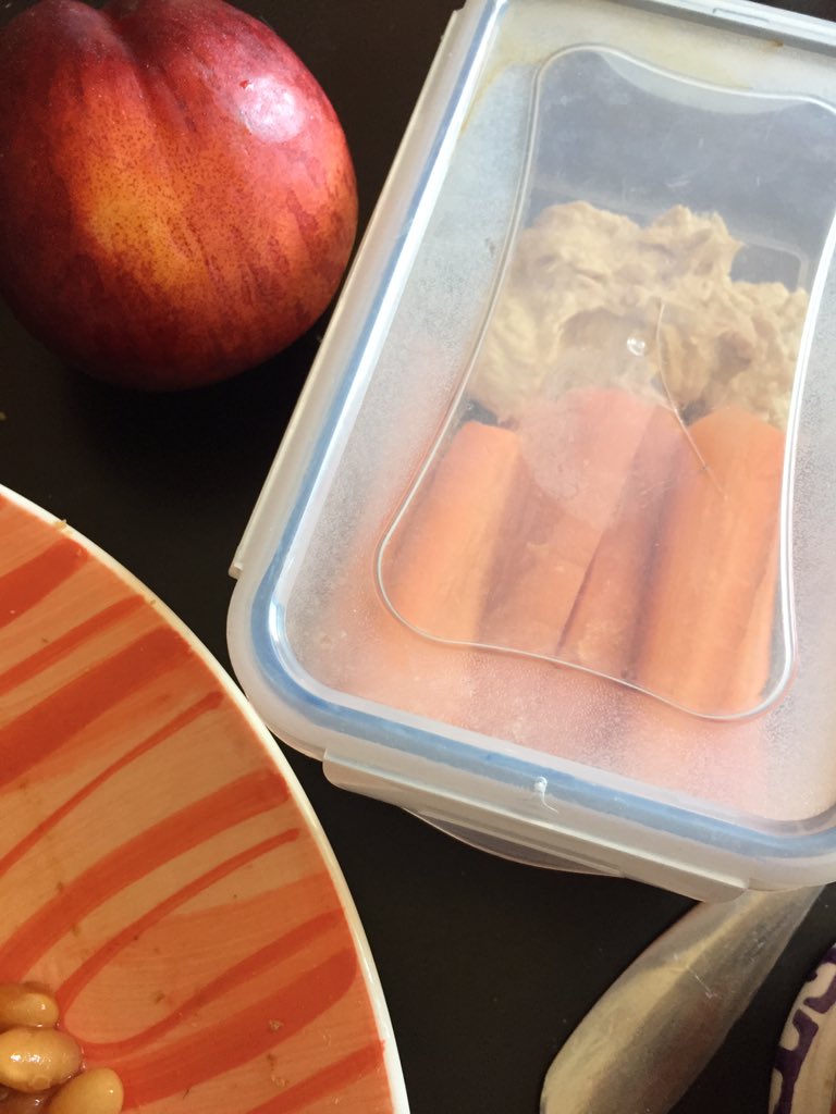 tracyluvsit's tweet image. Operation #offthechips is go! prepped carrots&amp;amp;my fave caramelised onion #hummous for work to stop me picking at chips in the kitchen 😂🥕