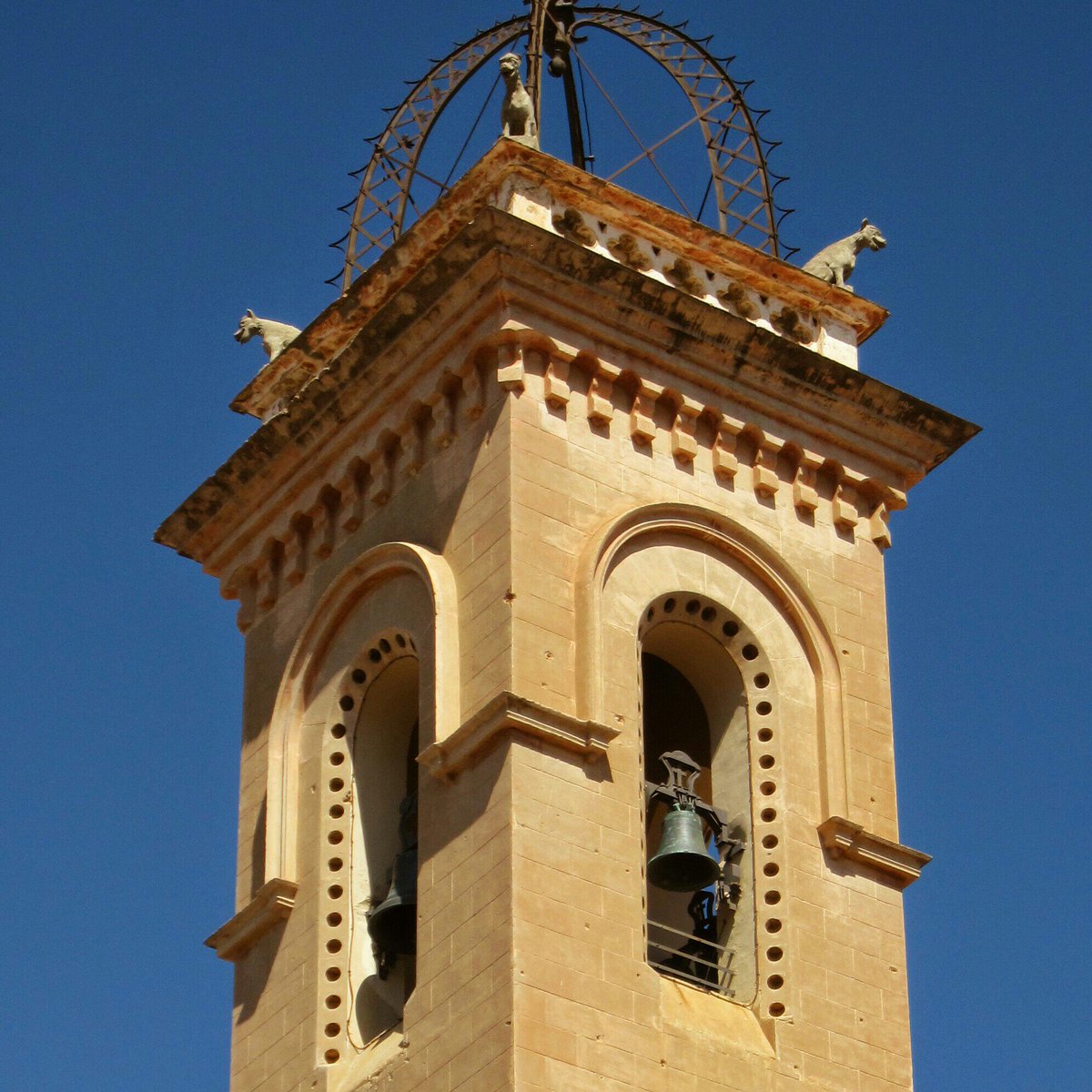 #Lucero #Marino #Turco y #Leal son los 4 canes de piedra que desde el campanario de #Xerta vigilan la población