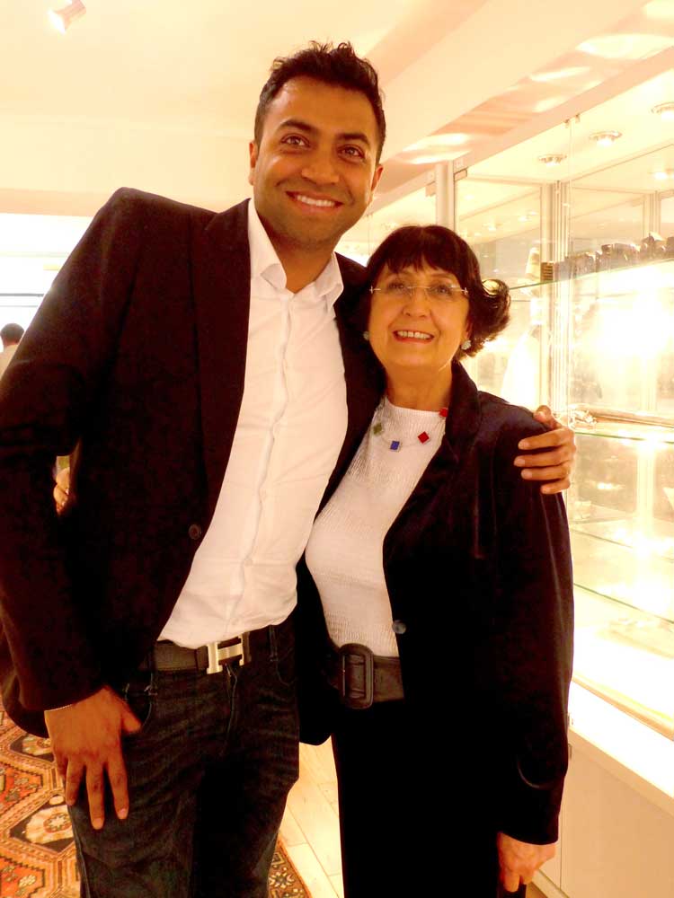 chiswicklocals's tweet photo. #LondonAuctions: Bidding for success @w4londonauction - exciting new direction @BBCBargainHunt #AnitaManning #W4http://ow.ly/370L30fgjEP https://t.co/o7mV3XNrsu