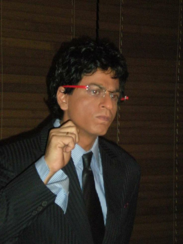 SRKUniverse's tweet photo. #SRKonSets: Why so serious! @iamsrk as Shekhar Subramanium on the sets of https://t.co/47rn8jy4TA. Curly hair makes Him look quite cute no! https://t.co/6fa4g7DcHw