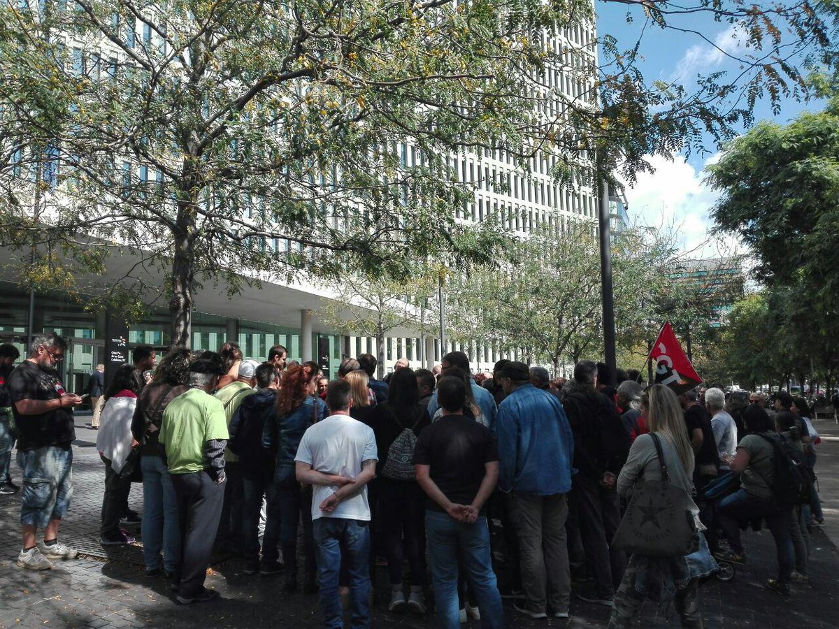 Sortida dels companys! Acord amb les parts per penes de multa per danys i desordres. Menys de 2.000 € per cap <a href="/AbsolucioCarles/">Absolució Carles</a> <a href="/GarroboAbs/">#GarroboAbsolució</a>