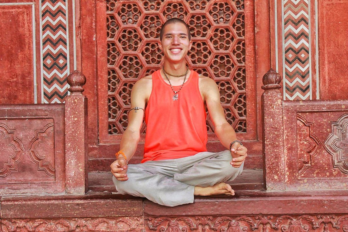 vrindavanin's tweet photo. Yoga in the taj??? 
#notyoga #TajMahal #notyogapostureallow #whatanonsense #vrindavaninvrindavan https://t.co/PTTF26EKFQ