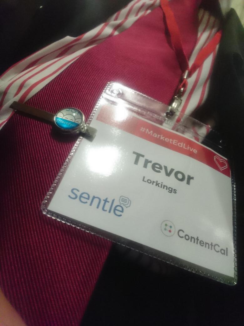 There's a guy showing off his 3gt tie pin. #marketedlive <a href="/Bizzy_Fizzy/">Trevor the Social Stationery Printer</a> #effectifying