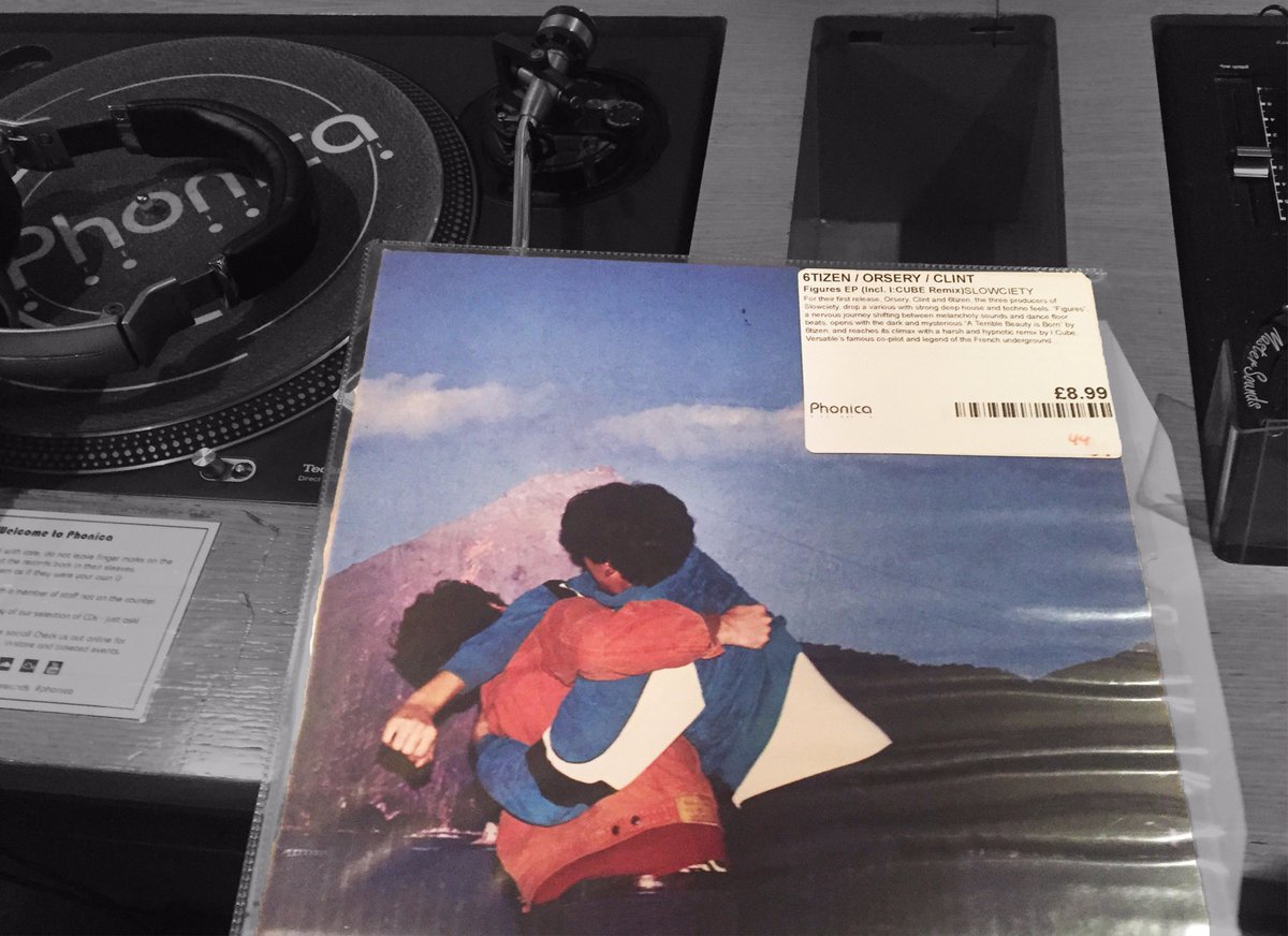 🇬🇧L'excellente compilation "Figures" de @Slowciety est toujours disponible dans les bacs de <a href="/phonicarecords/">Phonica Records</a>! Et ici 👉kuronekoMedia.lnk.to/Figures