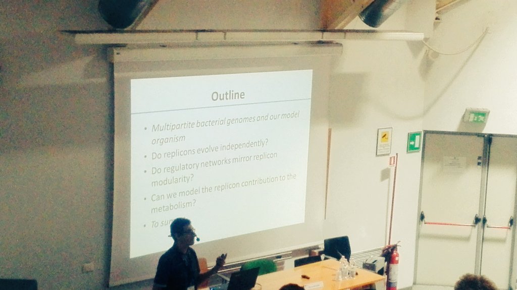 mrcfnd's tweet photo. @alessiome73 has started his talk at #simgbm17 on multipartite genomes evolution and modelling https://t.co/Rio6NuVAdP
