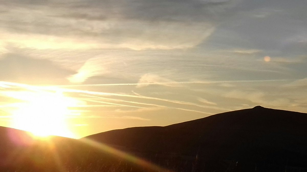 GorslwydCottage's tweet image. Bore da!
#llithfaen #penllyn #llynpeninsula #sunrise #mountains #northwales #welovellyn #gonorthwales #visitwales @DerekTheWeather