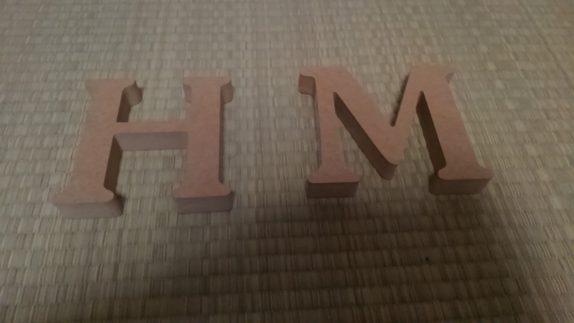 晴れ時々 Daisoで刀掛けにできそうな物を見つけたから早速試してみた Mdf アルファベット ｈとｍ 一個108円 ｍ２個で床置き用にピッタリ 幅を狭めれば脇差もok 刀掛け 日本刀 100均 T Co 0gcaq624zf Twitter