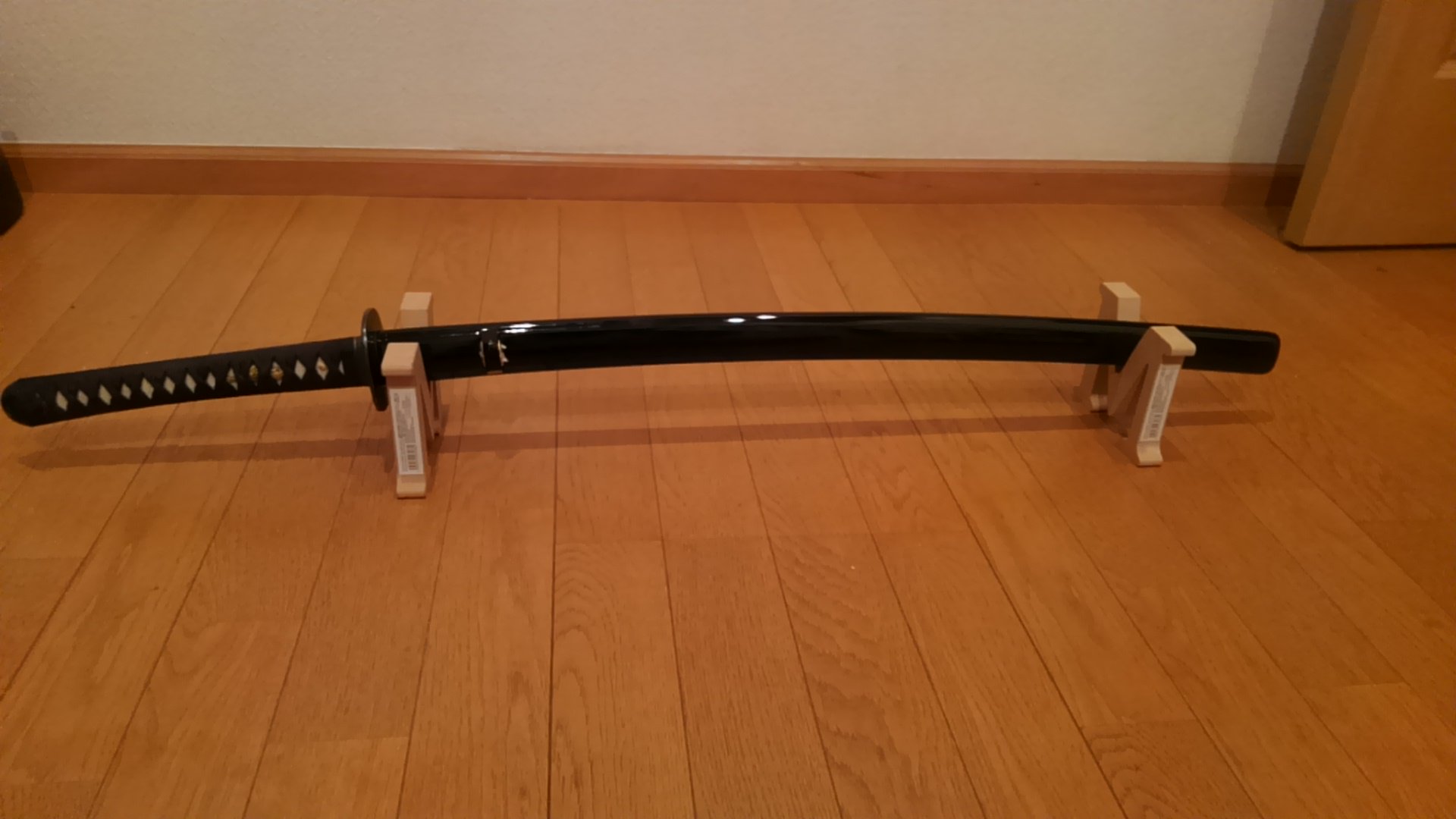 晴れ時々 Daisoで刀掛けにできそうな物を見つけたから早速試してみた Mdf アルファベット ｈとｍ 一個108円 ｍ２個で床置き用にピッタリ 幅を狭めれば脇差もok 刀掛け 日本刀 100均 T Co 0gcaq624zf Twitter