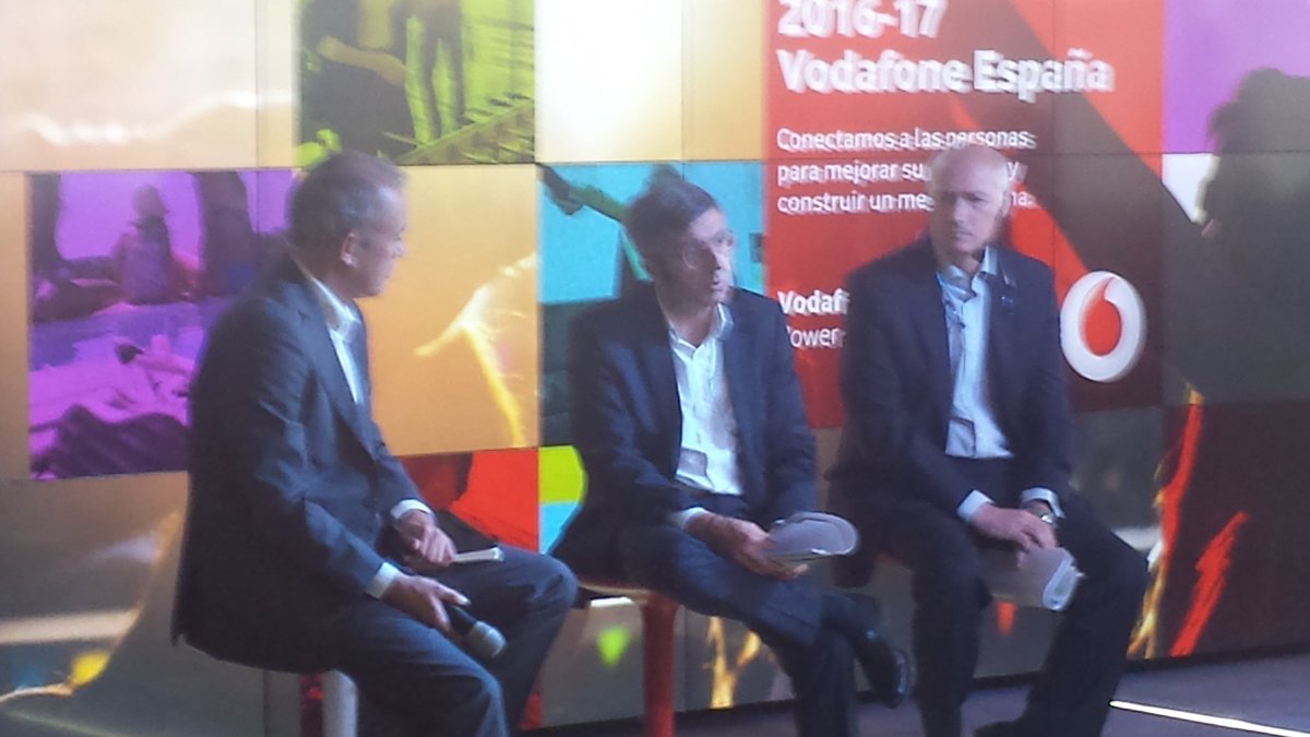 MariSaturTorre's tweet photo. Paco Román, presidente de @vodafone_es y su fundación, destaca #app #EVAFacialMouse e #InstantNetwork en #VodadoneSostenible https://t.co/M10E7311T3