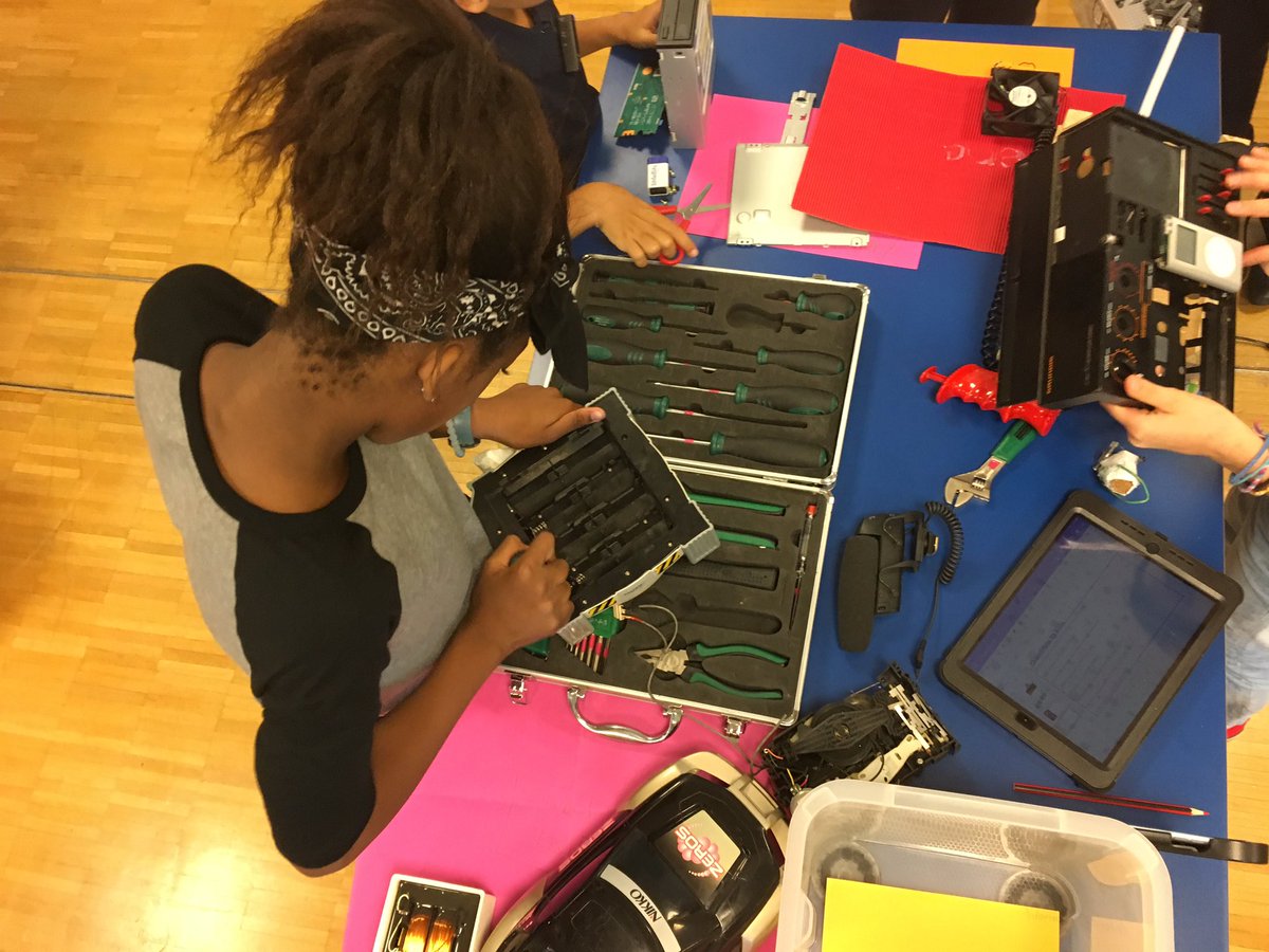 wkirkwood's tweet photo. Once again the tinker lab was packed. The trend continued 90% girls. Must be because @aleaf & @CCCC_9999 are involved #zislearns #zismade https://t.co/eTBECcsb4F