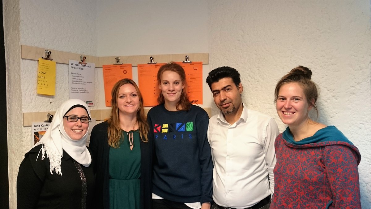 Info_Compass_'s tweet photo. Das #infocompass Team verabschiedet sich von Julia und Khaled. Vielen Dank für eure Unterstützung in den #Infopoints https://t.co/ADzlsCZLP5