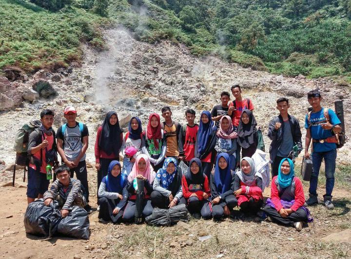 kang_Samsu's tweet photo. Kata siapa beda skolah tidak bisa bersatu..
#buktinya https://t.co/CiVqICQcnz