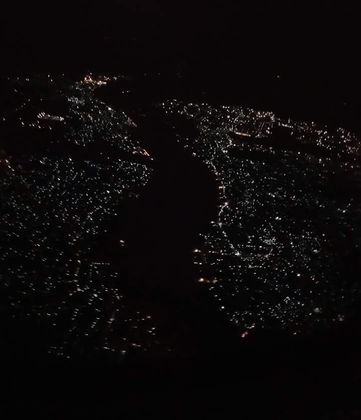 iamananyab's tweet photo. The tale of 2 cities. #Kolkata #howrah Divided by #ganges .. :) #photography #Nightsky #Cityscape2017 https://t.co/WRkRe4ZGm0