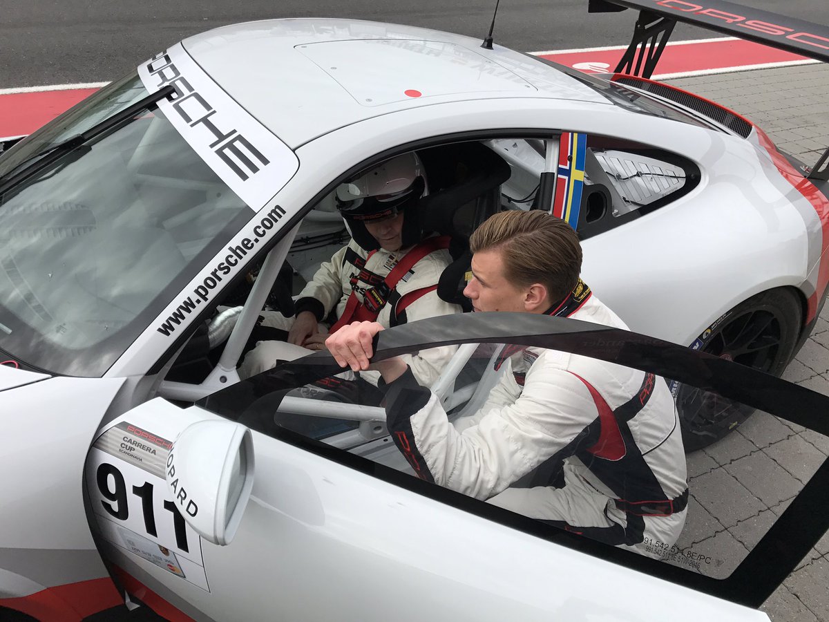 RaineWermelin's tweet photo. Strax ska @Fredrik_Huldt testa #911GT3Cup (991 II). @philipmorin86 ger lite råd på vägen #Porsche @carrera_cup #Rudskogen https://t.co/pmaQh2YFvn